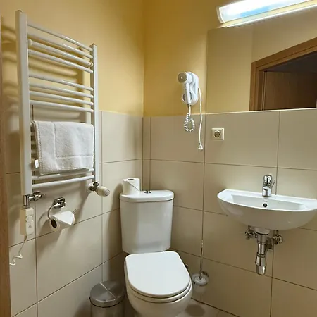Vesk Sveciu Namai Pensión 2*